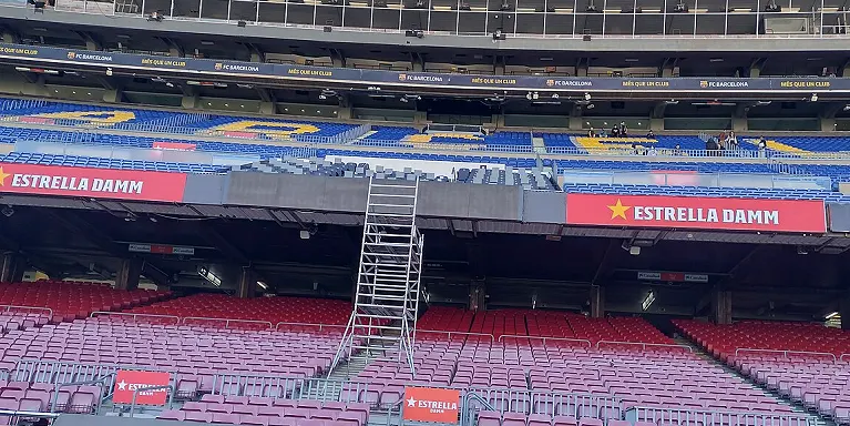 转播机位与看台广告板并排的画面（中小俱乐部能做的两种应对）